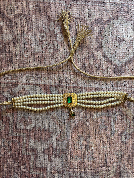 Ras de cou perle blanche et bijoux vert
